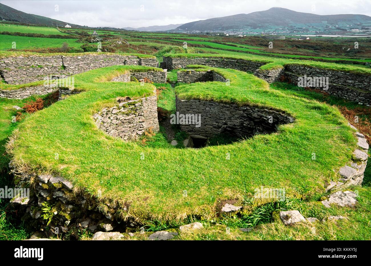 Leacanabuaile antico insediamento fortificato medievale in pietra vicino a Cahirciveen, Co. Kerry, Irlanda. Case di clochan interne Foto Stock