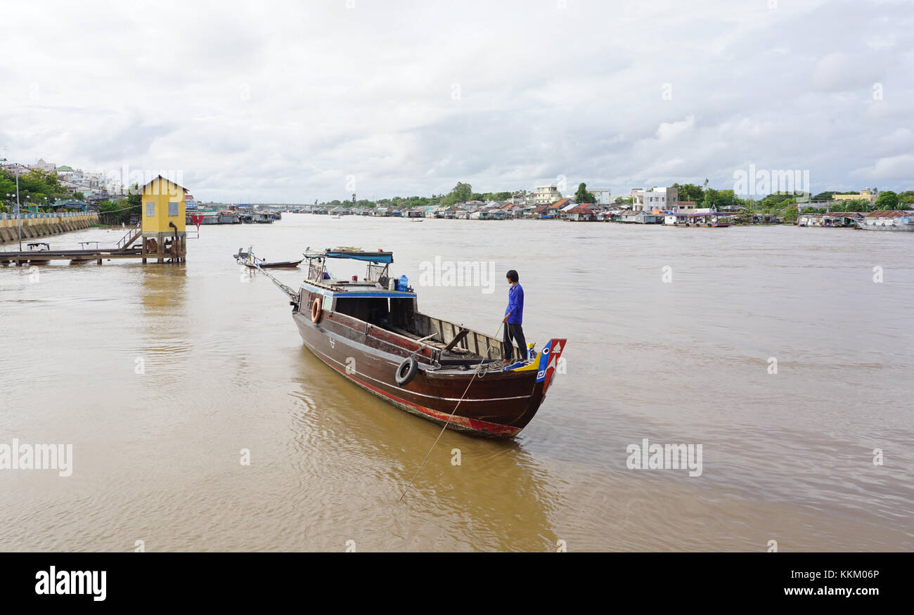 Tien giang, vietnam - nov 28, 2014. Un vuoto di imbarcazione in Cai be mercato galleggiante, tien giang. Cai be è uno dei più frequentati luoghi di mercato nel delta del Mekong, s Foto Stock