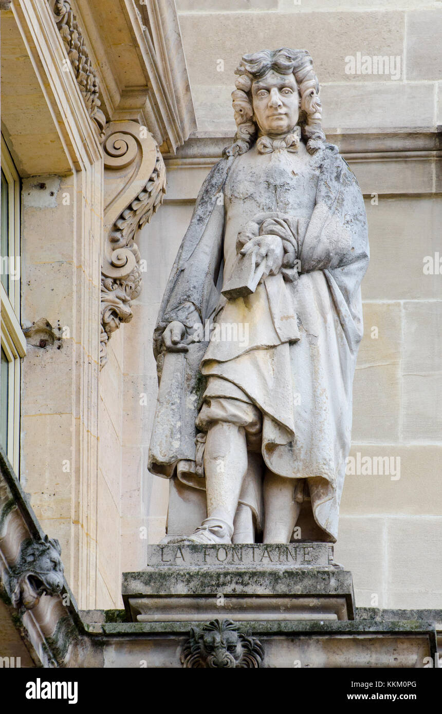 Parigi, Francia. Palais du Louvre. Statua nella cour Napoleone: Jean de La Fontaine (1621 -1695), poeta francese e fabulist Foto Stock