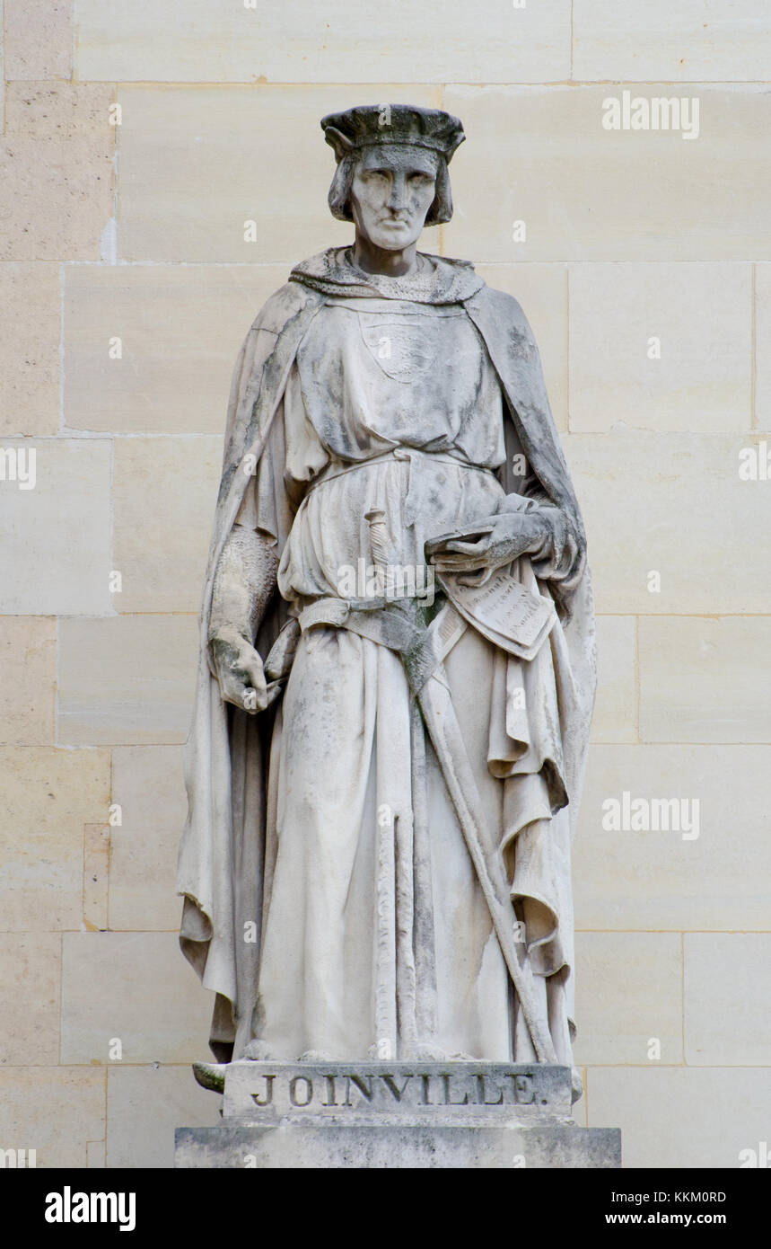 Parigi, Francia. Palais du Louvre. Statua nella cour Napoleon: Jean de Joinville (1224 - 1317) cronista della Francia medievale. Autore di "vita di... Foto Stock