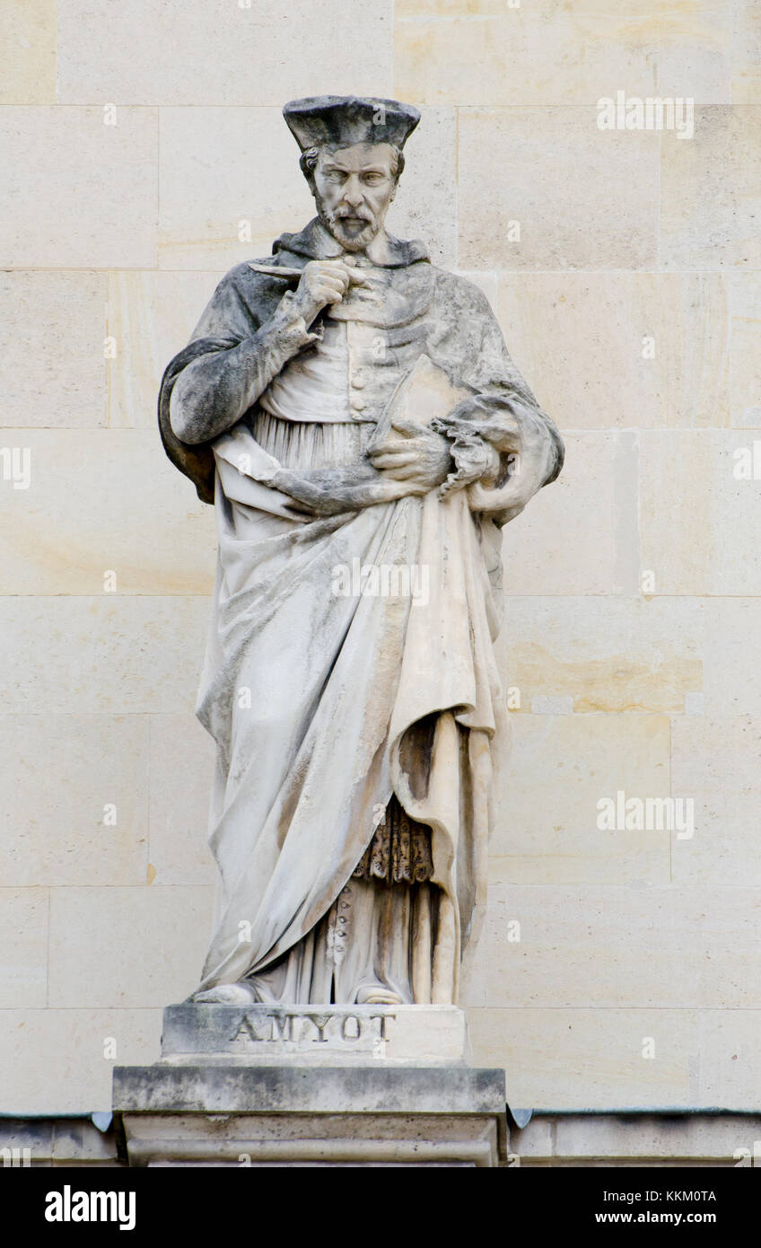 Parigi, Francia. Palais du Louvre. Statua nella cour Napoleon: Jacques Amyot (1513 - 1593) Rinascimento francese scrittore e traduttore, Foto Stock