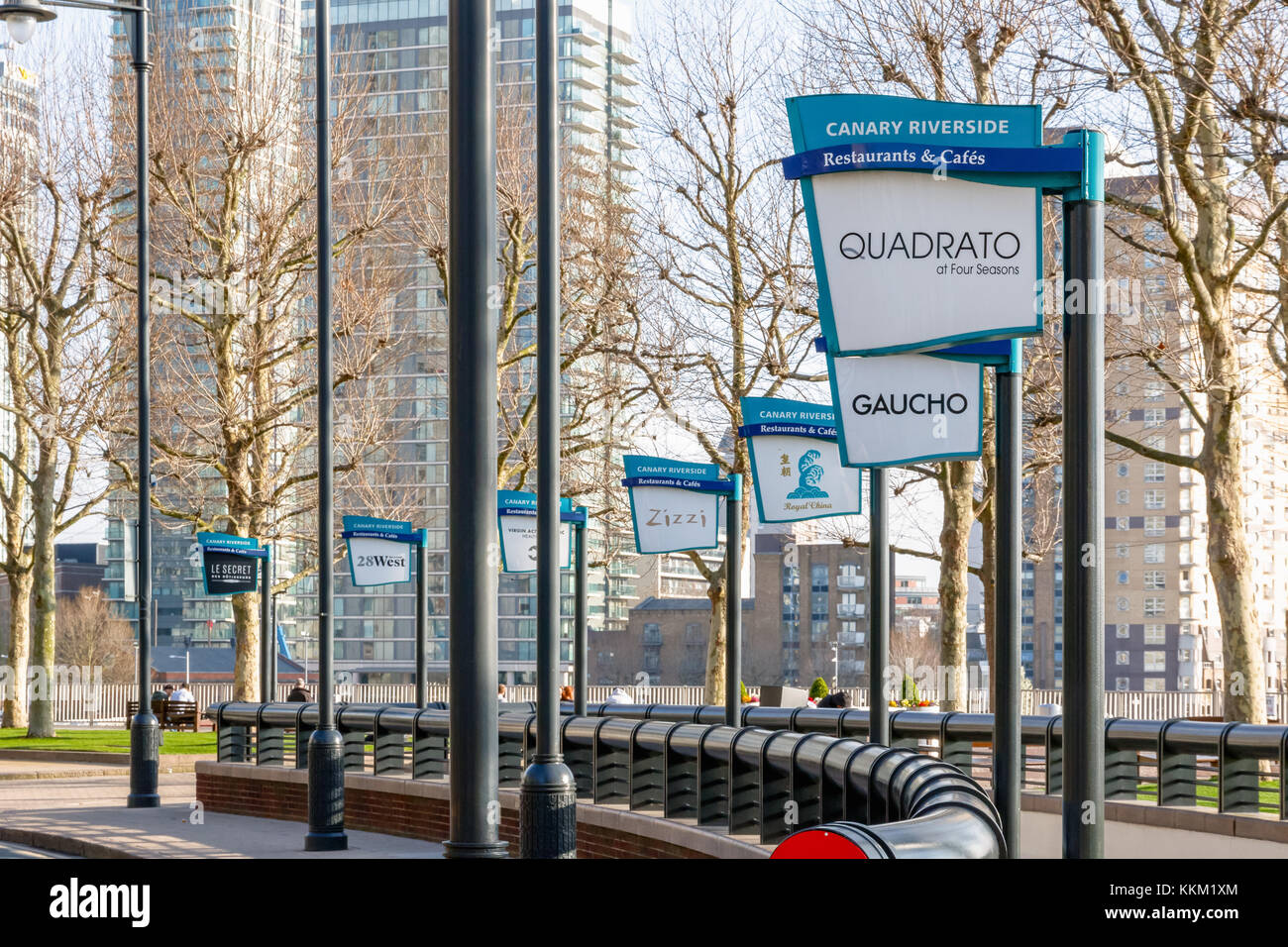 London, Regno Unito - 24 novembre 2017 - ristorante indicazioni visualizzate all'Westferry Circus a canary wharf Foto Stock