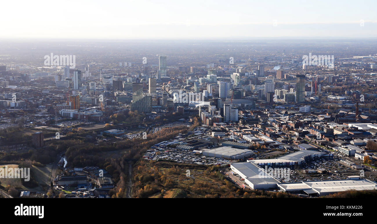 Vista aerea del Manchester skyline da est, REGNO UNITO Foto Stock