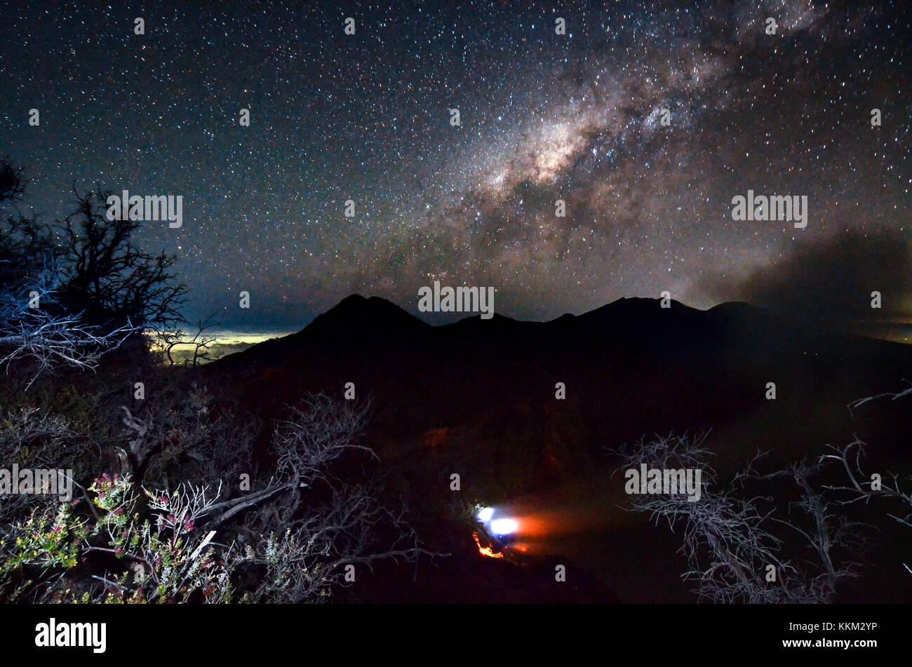 Via lattea in kawah ijen con blue vigili del fuoco di fiamma visibile in primo piano. Foto Stock