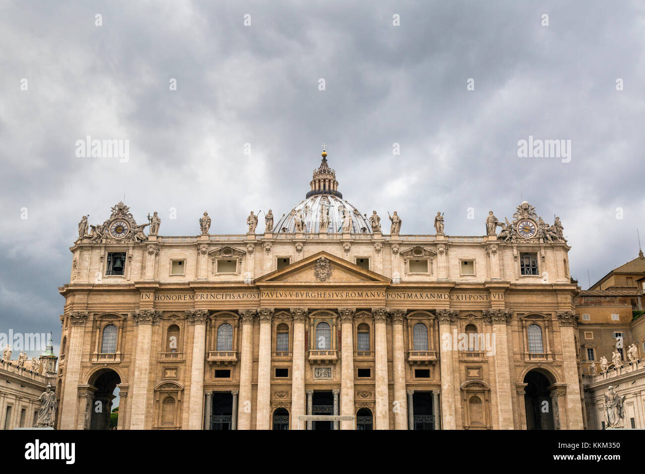 Guardare in su verso la parte anteriore della basilica di san Pietro e la Città del Vaticano, Roma, lazio, L'Italia, l'Europa. Foto Stock