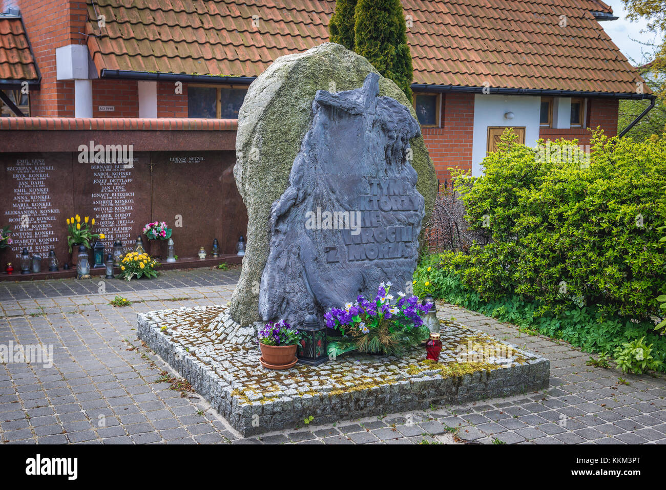 Monumento per coloro che non hanno fatto ritorno dal mare su un cimitero in Jastarnia a sulla penisola di Hel che separa la baia di Puck dal Mar Baltico in Polonia Foto Stock