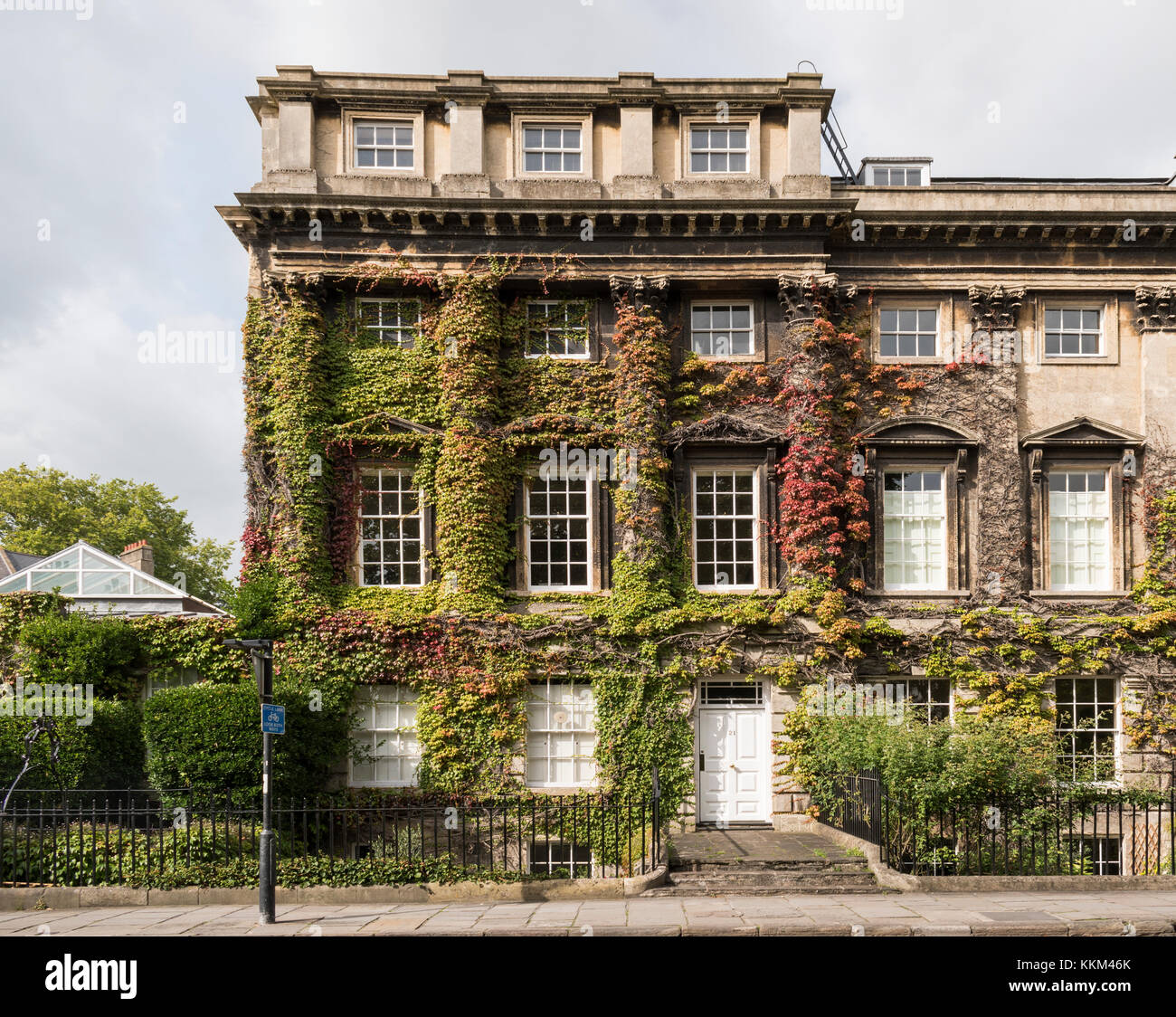 Colore di autunno su un terrazzamento Georgian House in Bath Queen Square. Foto Stock