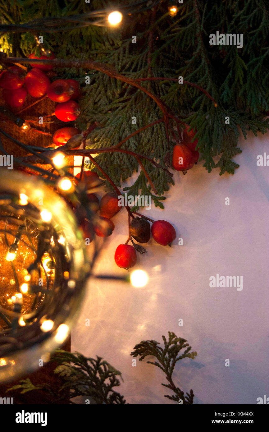 Un vaso contenente lampadine sul tavolo e un biglietto di auguri di Natale Foto Stock