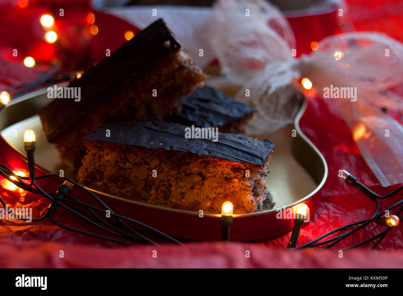 Torte al cioccolato a forma di cuore scatola con lampadine Foto Stock