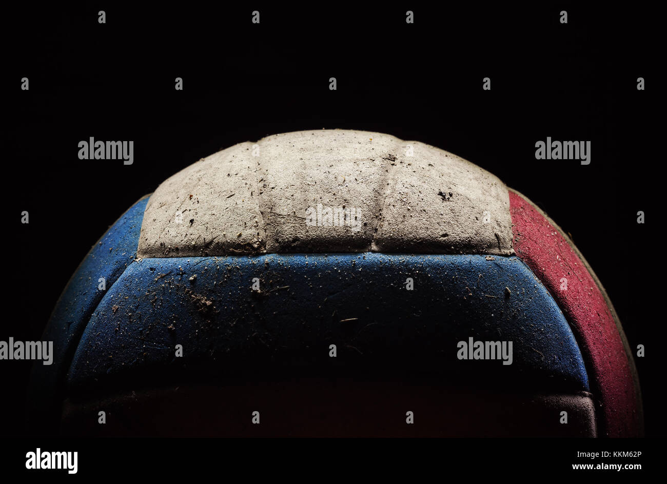Primo piano di una sporca pallavolo sfera colorata. Foto Stock