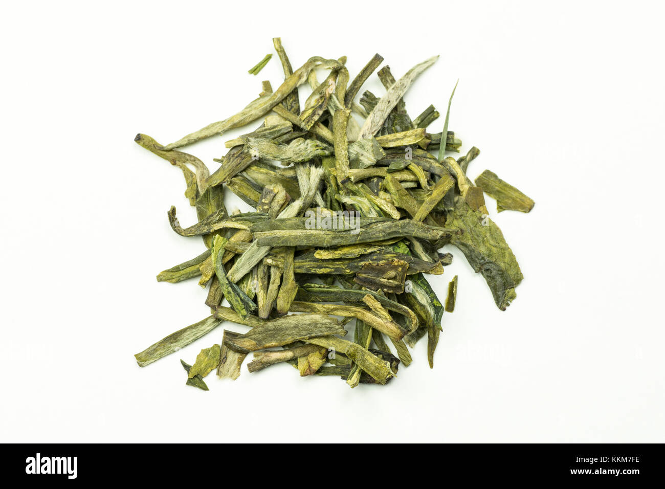 Una pila di deliziosi piatti di foglie di tè verde con suggerimenti su sfondo bianco Foto Stock