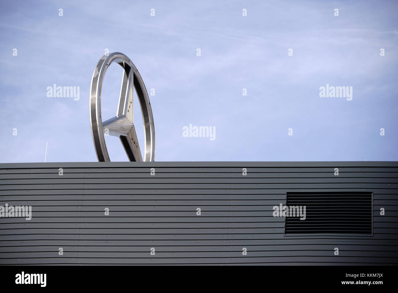 Mainz, Germania - 10 Marzo 2017: il simbolo e la stella splendente della Mercedes Benz sul tetto di un rivenditore di auto su Marzo 10, 2017 a Mainz. Foto Stock