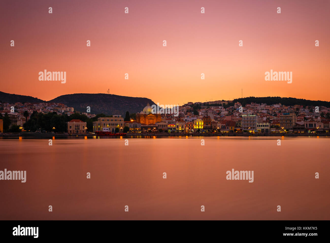 Panoramica della città di mytilene in lesvos Island, Grecia nel pomeriggio.  mitilene è la capitale e porto dell'isola di Lesbo Foto stock - Alamy