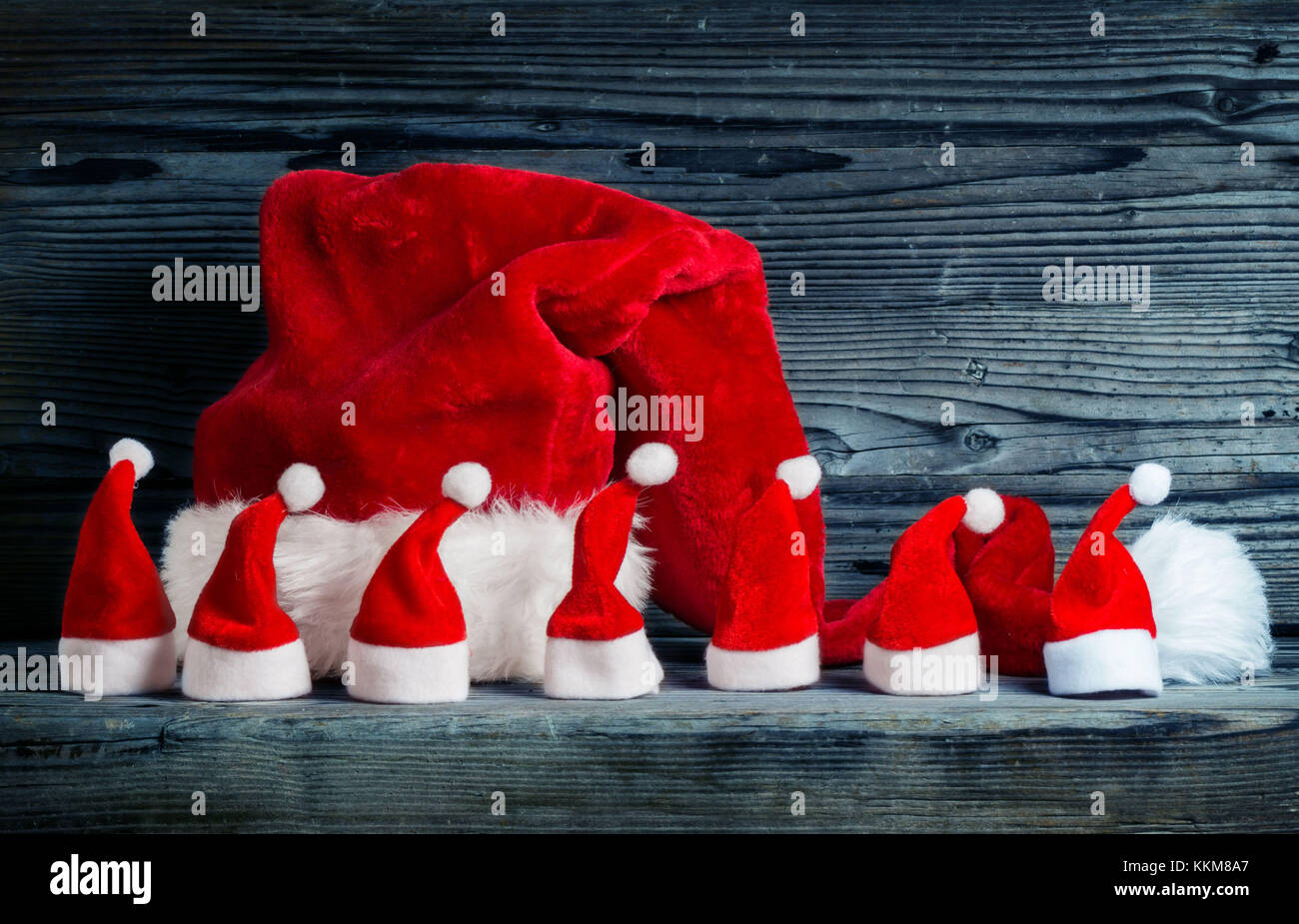 Cappelli di Babbo Natale, di grandi e piccole dimensioni Foto Stock