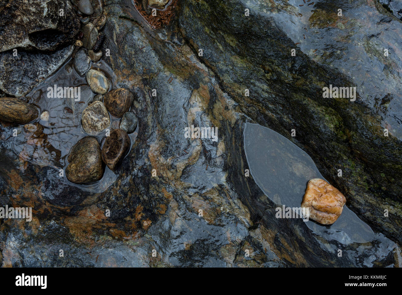 Le pietre nel flusso in corso del schwarzer regen, foresta bavarese, in Baviera, Germania, Foto Stock