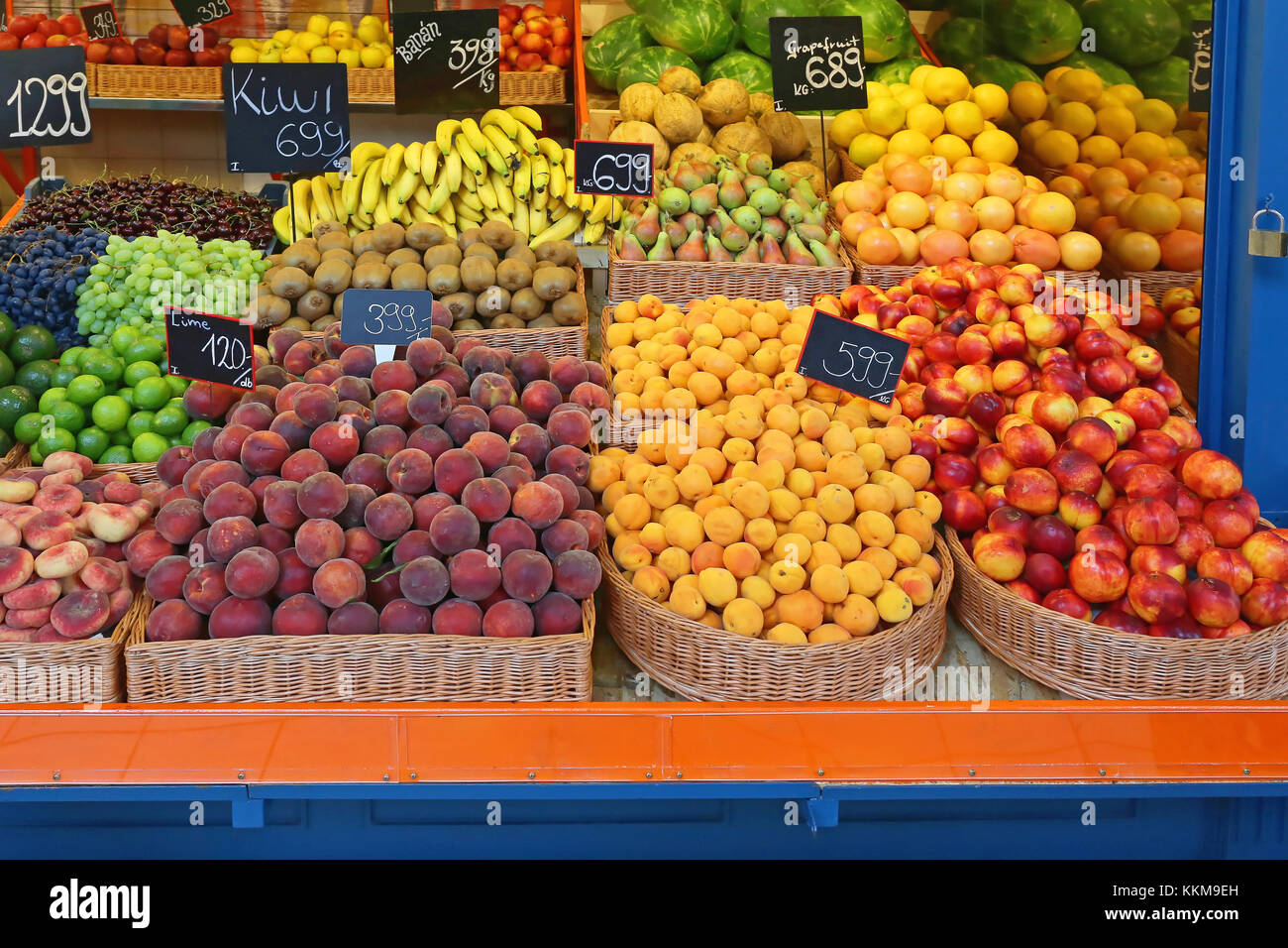 Grande mazzo di frutti in cesti al mercato degli agricoltori Foto Stock