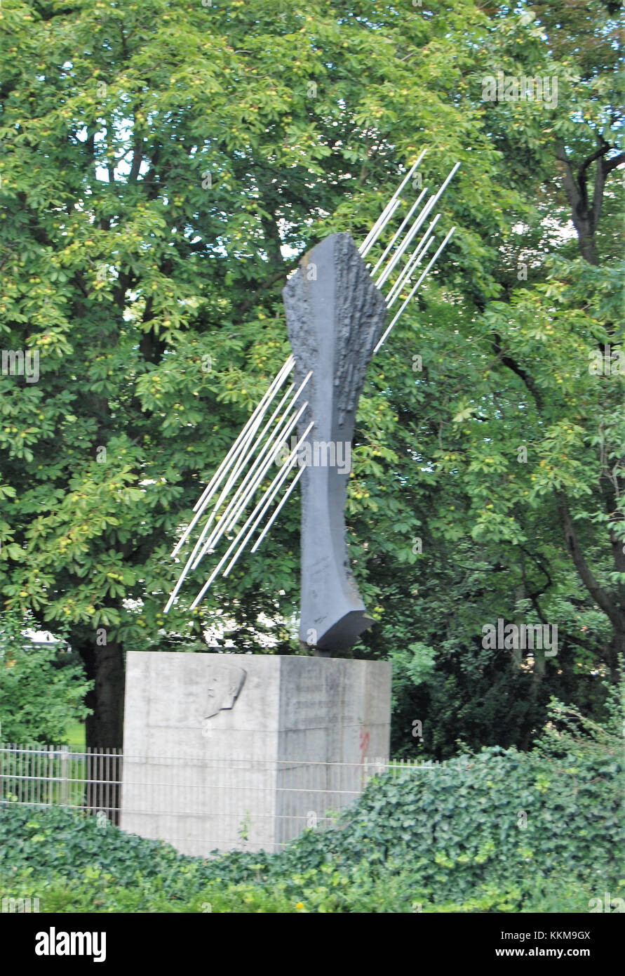 Monumento ai raggi X a Giessen, monumento dell'artista berlinese Erich Fritz Reuter, fondato nel 1962 in onore di Wilhelm Conrad Röntgen. Foto Stock