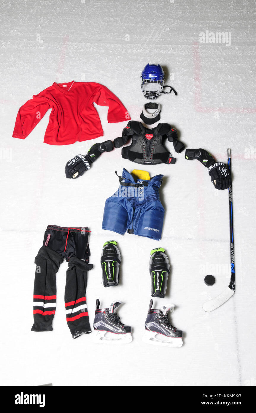 Attrezzatura per hockey sul ghiaccio sulla superficie del ghiaccio immagini  e fotografie stock ad alta risoluzione - Alamy