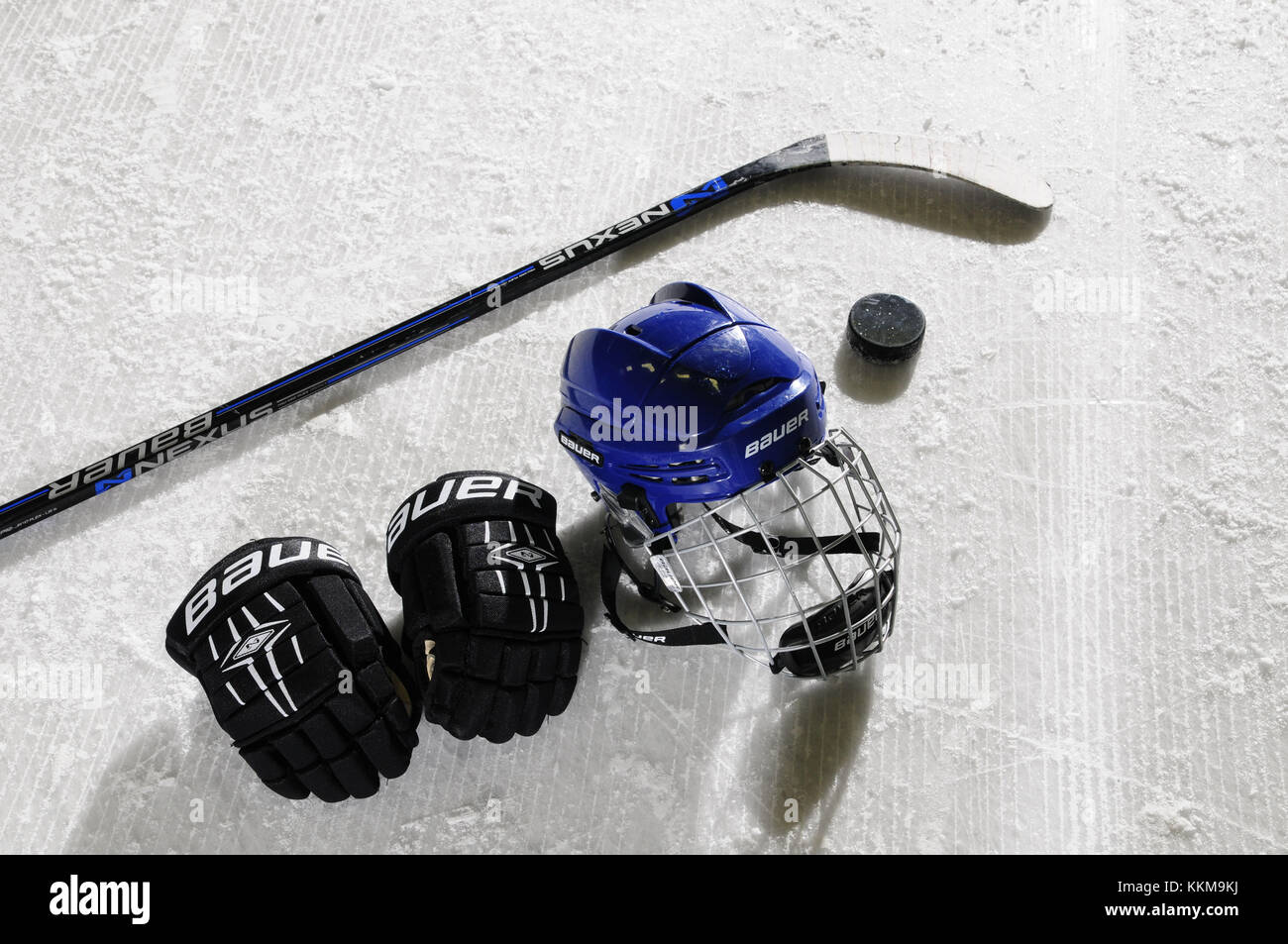 Hockey su ghiaccio stick e casco sulla superficie del ghiaccio Foto Stock