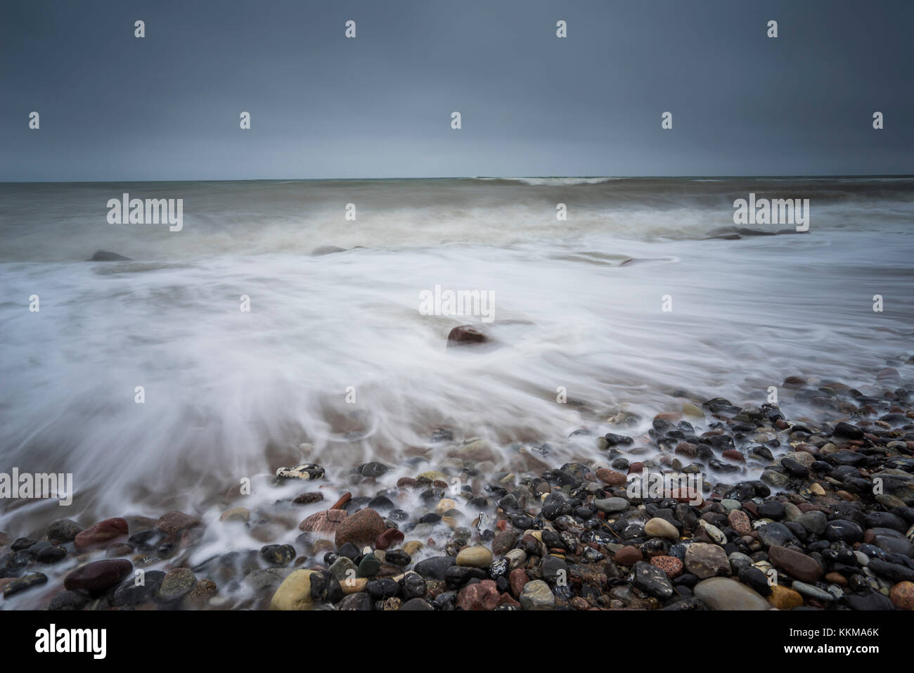 Il mar Baltico, tempestoso mare mosso, shore, spiaggia, pietre in acqua Foto Stock