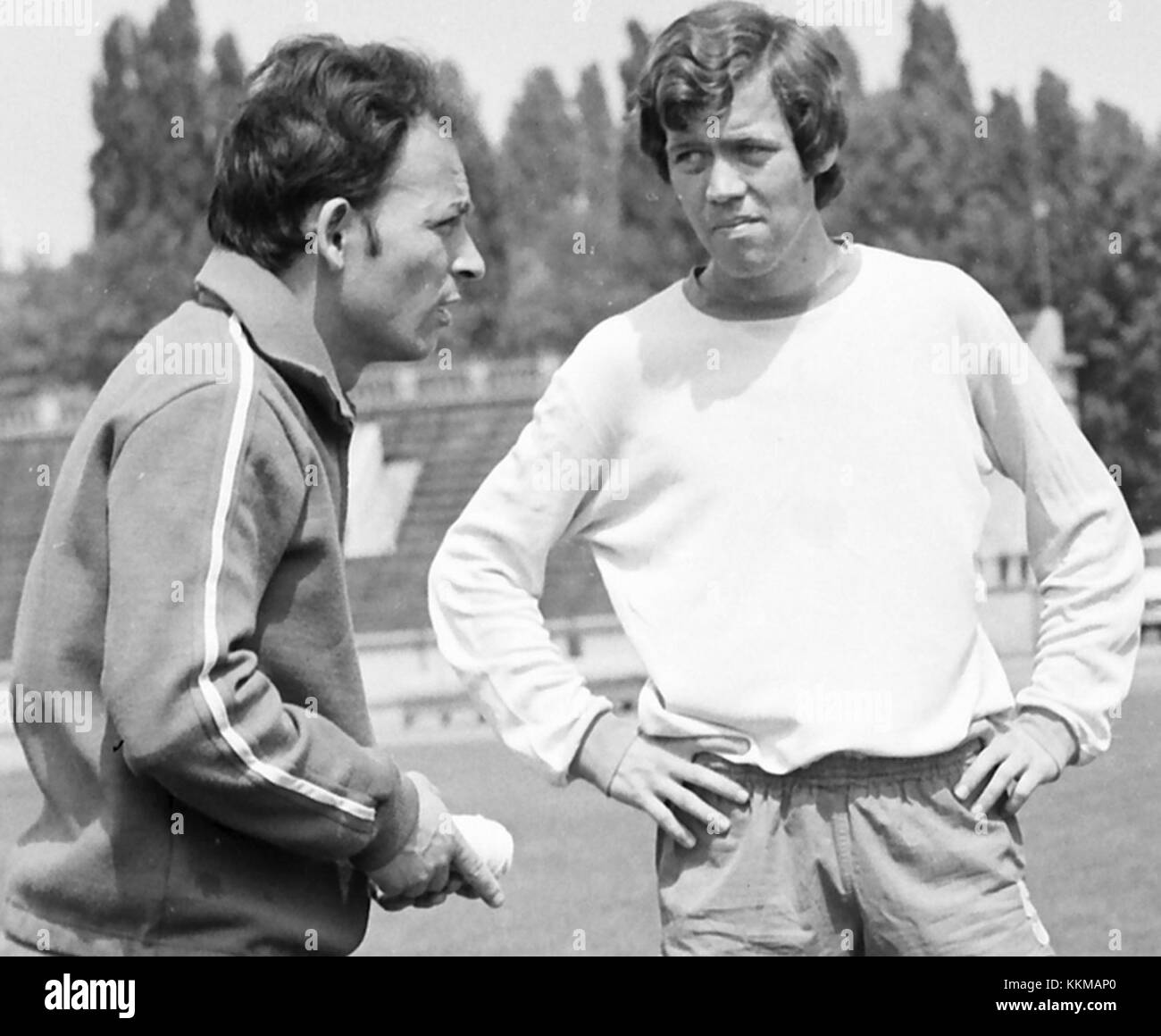 Florea Dumitrache, un calciatore rumeno, è raffigurato con il suo allenatore, evidenziando la sua carriera nel calcio professionistico. Foto Stock