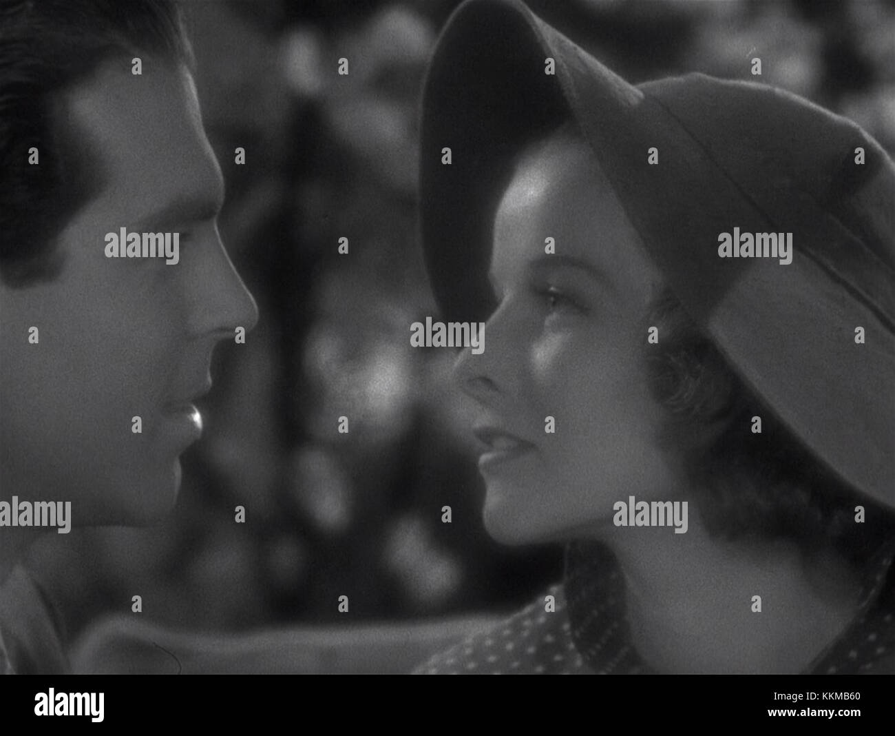 Alice Adams è un film del 1935 con Katharine Hepburn, noto per la sua rappresentazione della classe sociale e delle relazioni romantiche durante la grande depressione. Foto Stock