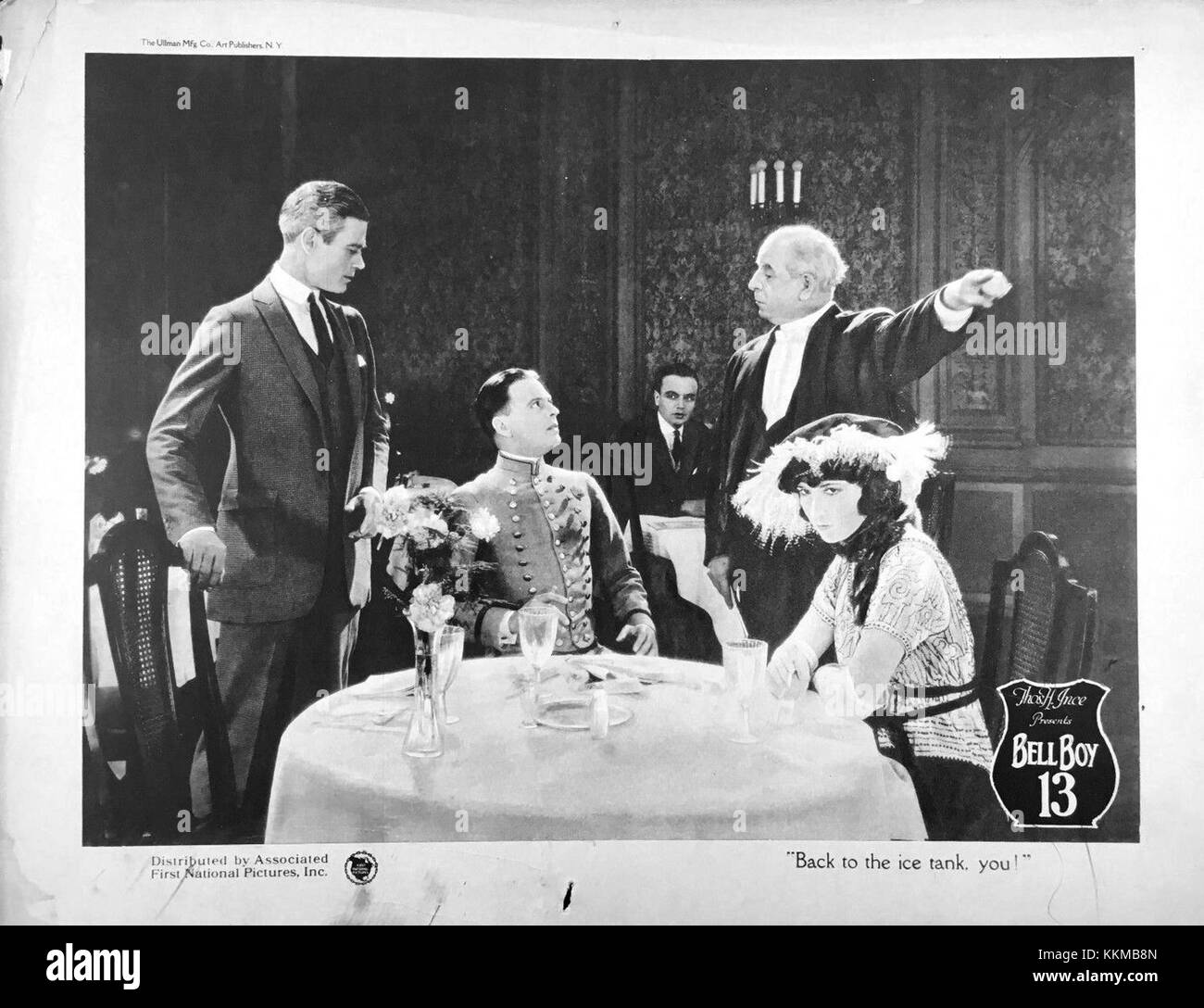 La lobby card Bell Boy 13 presenta un'immagine promozionale del film, che mostra i suoi elementi chiave e le scene iconiche. Il biglietto mette in evidenza la commedia e i momenti memorabili del film. Foto Stock