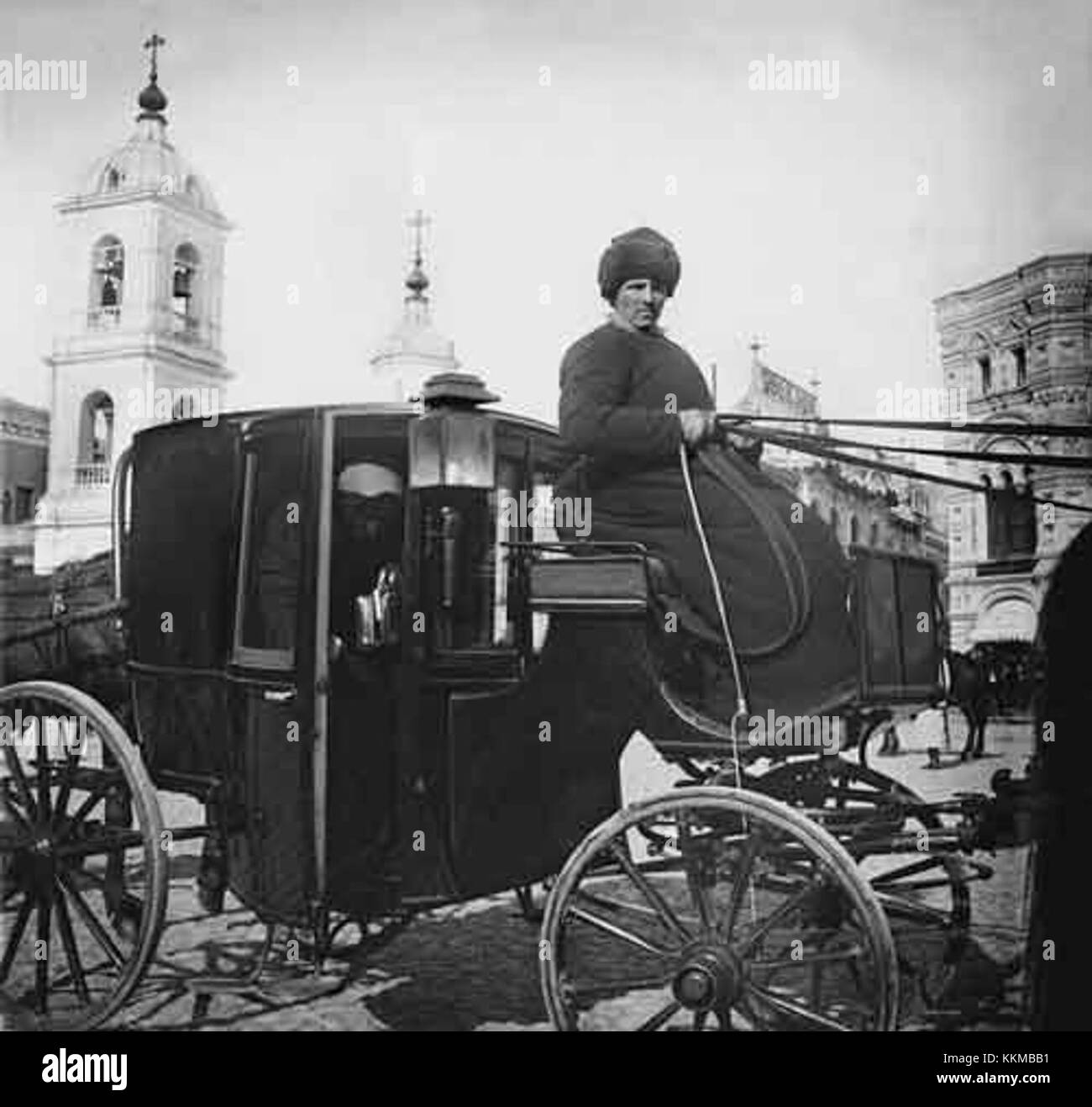 Questa carrozza storica, probabilmente proveniente da Mosca, riflette l'opulenza e la cultura dei trasporti dell'aristocrazia russa durante il suo tempo. Foto Stock