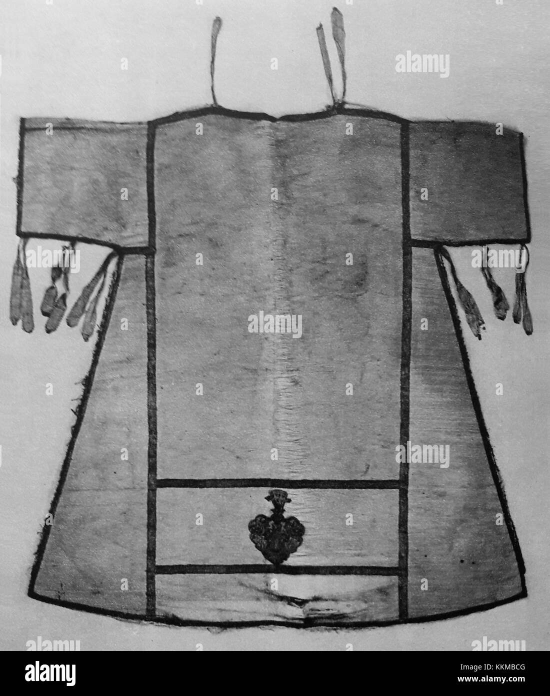Questo dalmatico, un ornato indumento liturgico indossato dal clero, è realizzato in tessuto d'argento e presenta lo stemma SAS. Rappresenta le ricche tradizioni religiose e araldiche della Polonia, offrendo uno sguardo sull'abbigliamento ecclesiastico del paese e sui simboli nazionali. Foto Stock