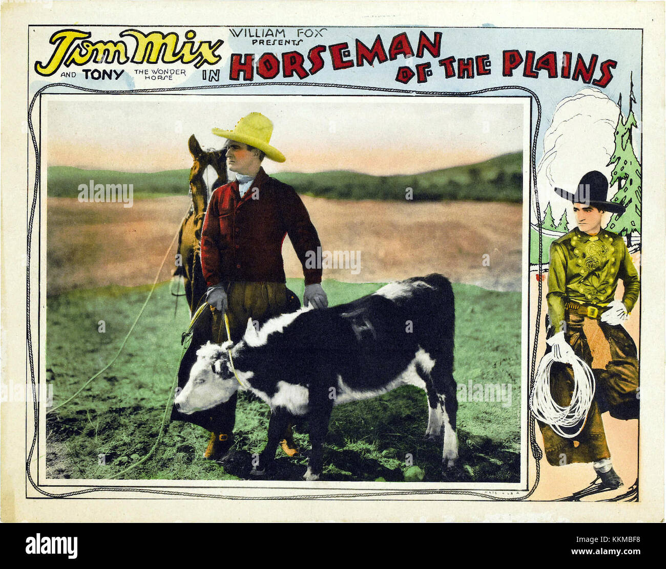 Questa lobby card per il film "Cavaliere delle Pianure" presenta una scena ricca di azione del film western. L'immagine mette in evidenza i personaggi centrali, i loro cavalli e l'aspro paesaggio che definisce il genere, catturando l'essenza della vita di frontiera e l'emozione del Vecchio West. Foto Stock
