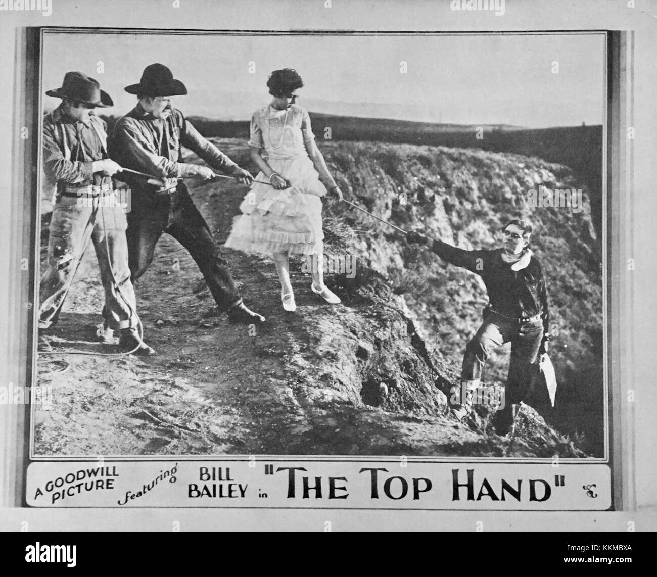 Una lobby card per il film "Top Hand" presenta immagini del film, che ne promuovono i temi e i personaggi. Il film, un western, ruota intorno a temi di eroismo e conflitto. Foto Stock