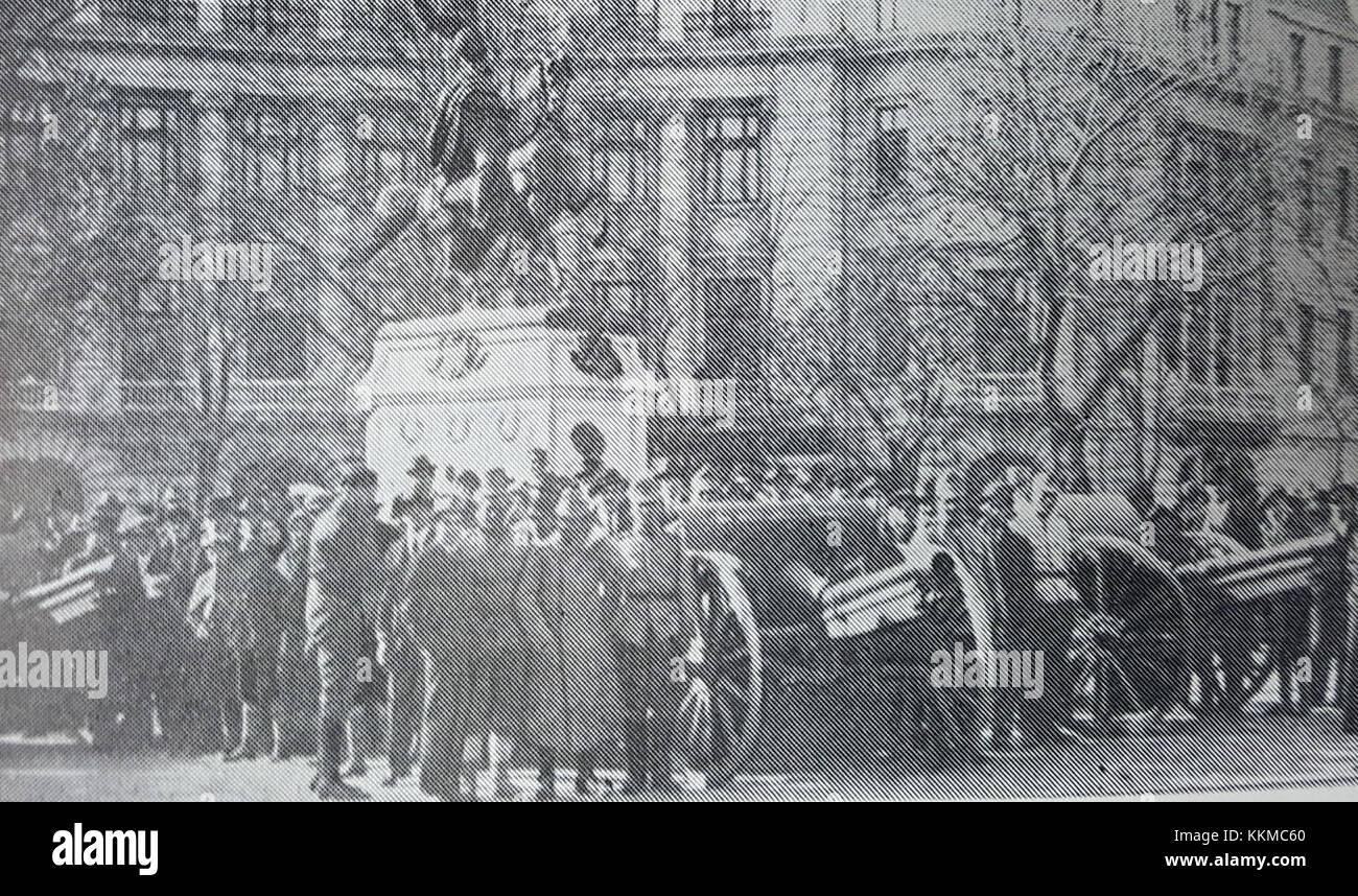 Una fotografia di guerra del 1916 raffigurante le truppe delle potenze centrali esposta di fronte alla statua di Mihai Viteazul a Bucarest. Questa immagine storica cattura un momento significativo durante la prima guerra mondiale Foto Stock