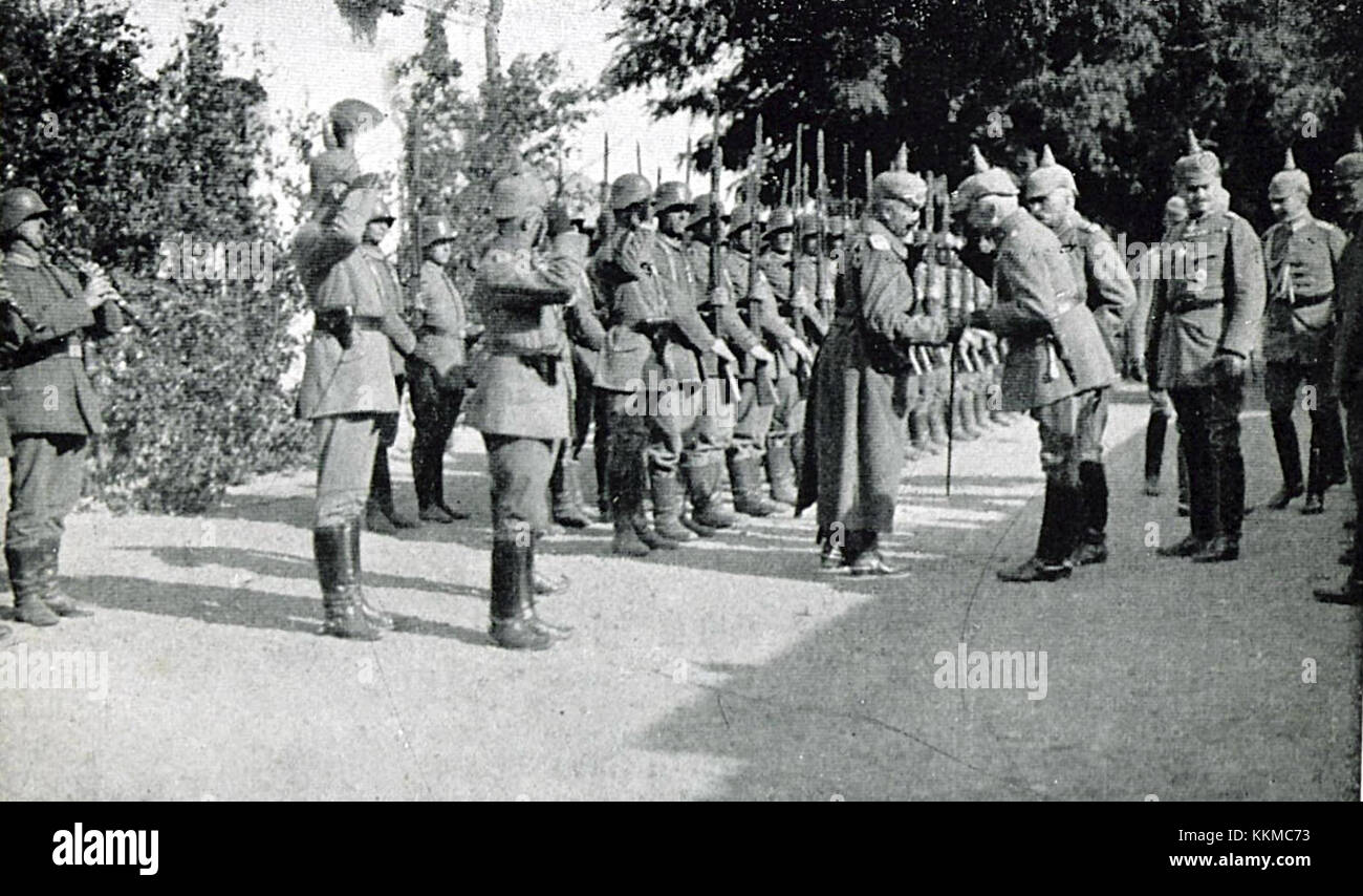 Questo album fotografico, intitolato "Armata 9 germana", presenta un'immagine dell'imperatore Guglielmo che presenta la decorazione Pour le MÃ©rito al generale von Eben, un prestigioso onore militare della prima guerra mondiale Foto Stock