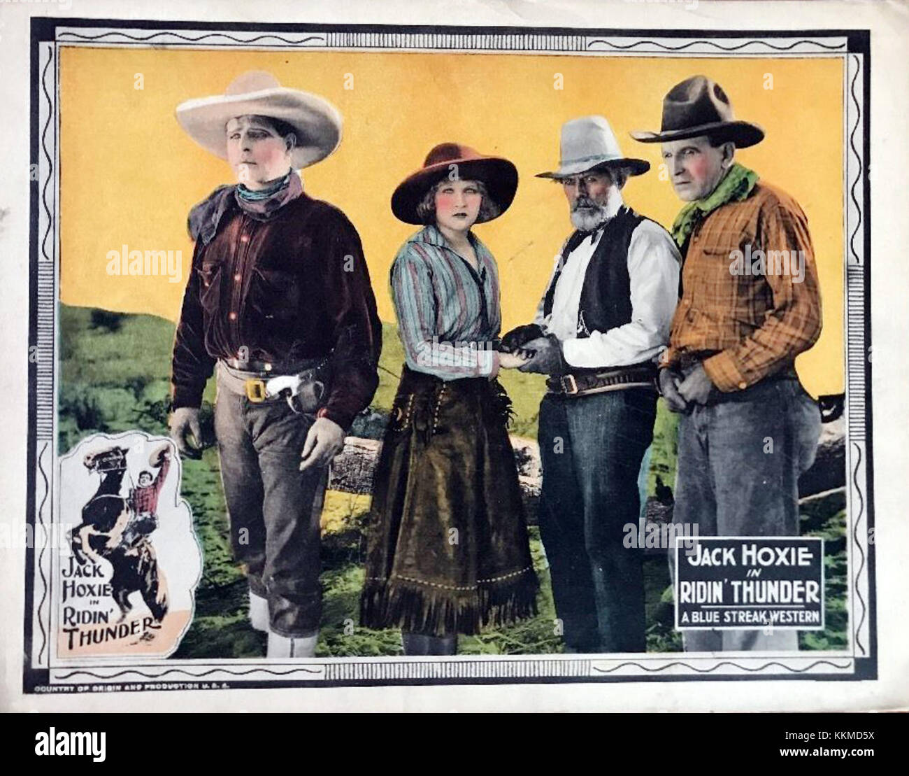 "Ridinâ€™ Thunder" è un film WESTERN del 1934 e la lobby card mette in risalto l'arte promozionale del film. Questa carta presenta immagini chiave del film, che enfatizzano i temi e i personaggi occidentali, che rappresentano lo stile cinematografico dei primi anni '1930 Foto Stock
