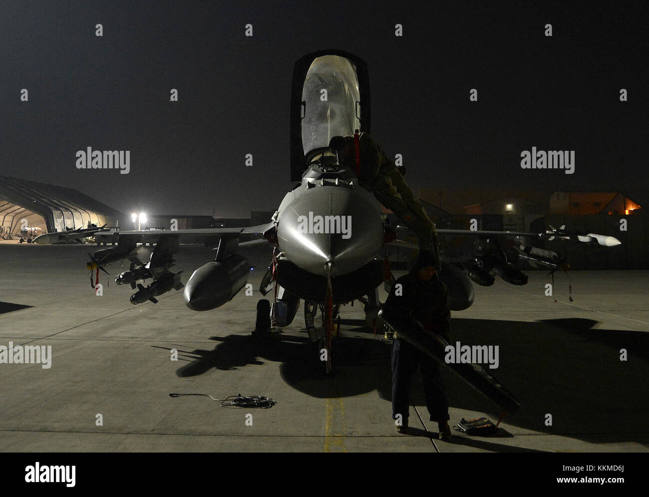 Stati Uniti Avieri con il 455th Expeditionary Manutenzione aeromobili squadrone preparare un F-16 Fighting Falcon assegnato alla 77th Fighter Squadron per il decollo nov. 21, 2017 a Bagram Airfield, Afghanistan. Il lancio è stato utilizzato a sostegno di una nuova offensiva campagna. Nazionale Afghano delle Forze di Difesa e Sicurezza (ANDSF) e Stati Uniti (Forces-Afghanistan USFOR-A) ha lanciato una serie di attacchi in corso a colpire i talebani dove essi sono i più vulnerabili: i loro flussi di ricavi. Insieme, afghane e le forze americane condotte operazioni combinate di sciopero drug labs e command-e-nodi di controllo nel nord Helma Foto Stock