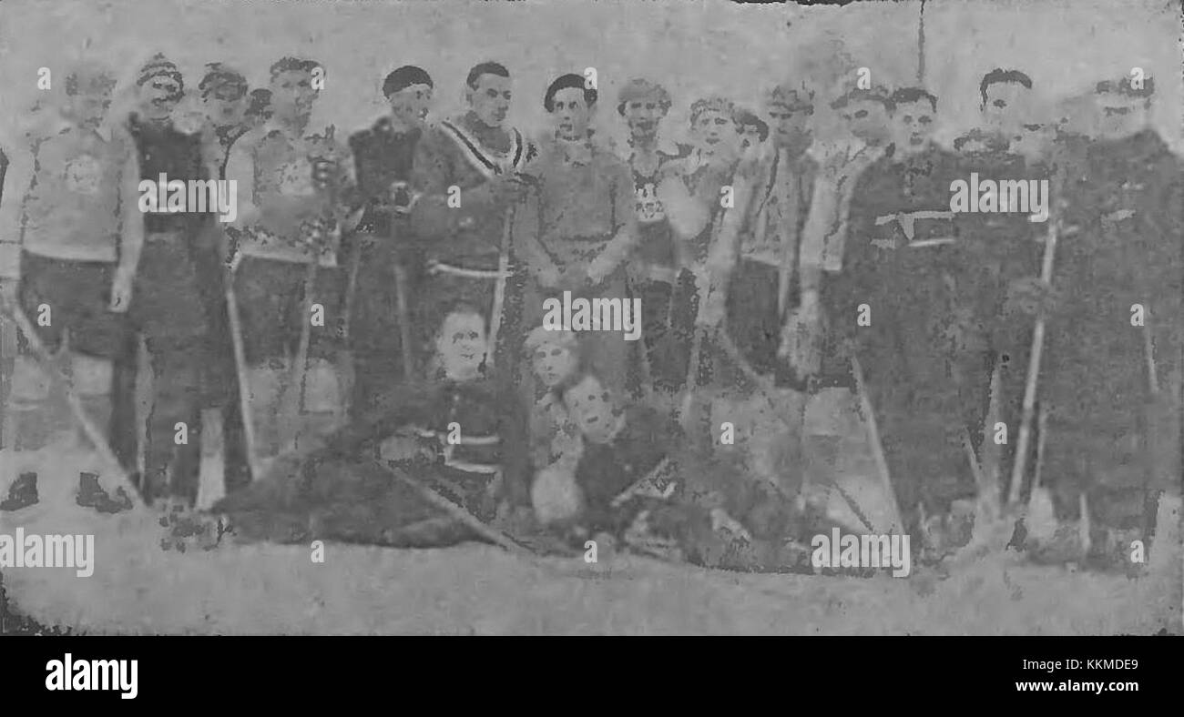Questa foto cattura la partita del campionato polacco di hockey del 1928 tra Legia Warszawa e AZS Wilno. L'immagine mette in evidenza la storia dell'hockey su ghiaccio in Polonia e la natura competitiva dello sport. Foto Stock