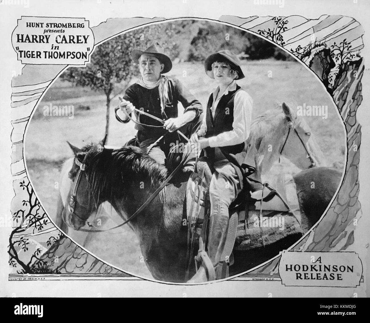 Questa lobby card presenta Tiger Thompson, un personaggio di un film d'epoca. L'immagine evidenzia il ruolo e l'ambientazione del personaggio all'interno della narrazione del film. Foto Stock