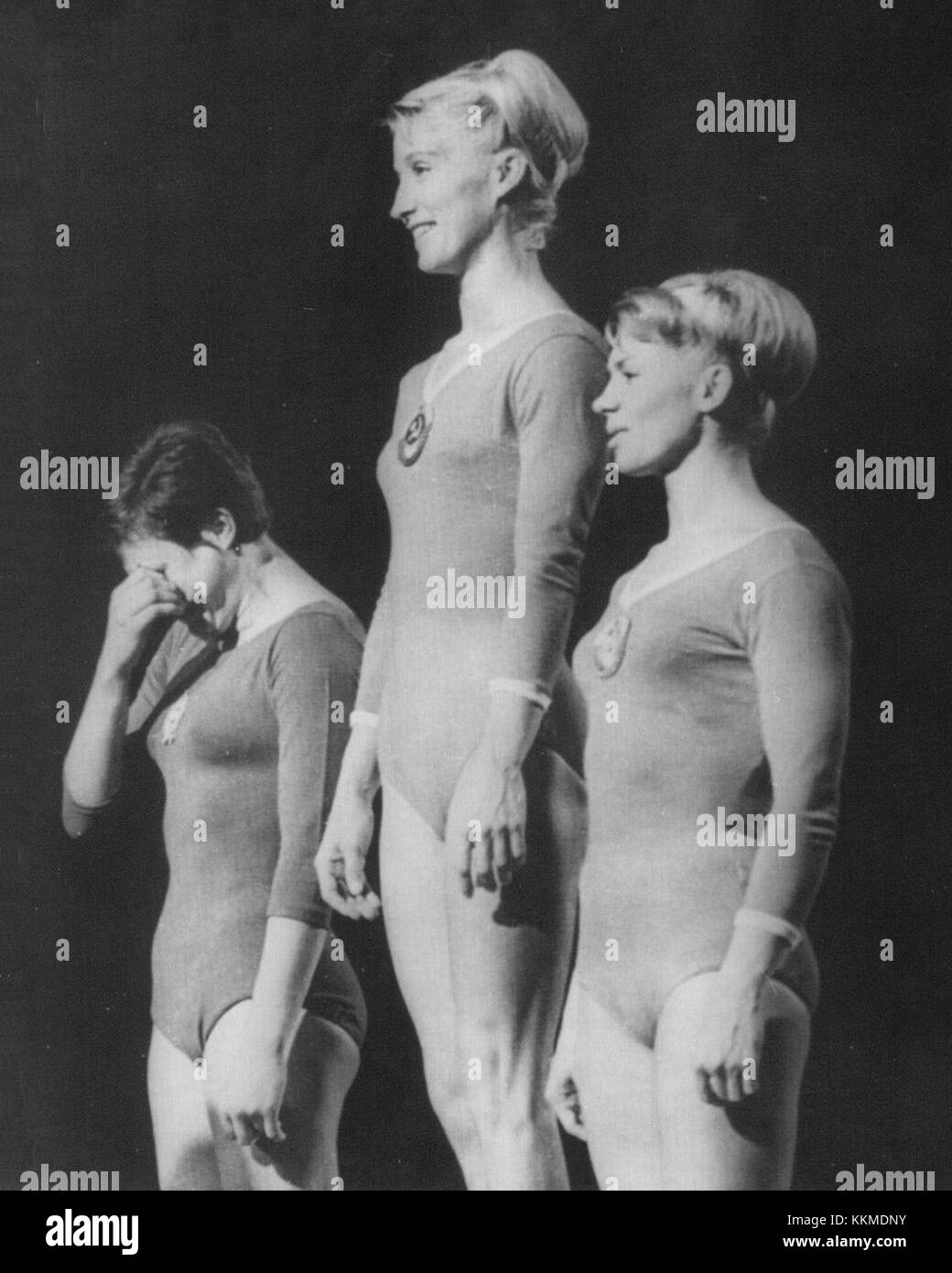 Immagine delle Olimpiadi di Tokyo del 1964, che mostra la ginnasta sovietica Polina Astakhova (seconda da destra) che riceve la medaglia d'oro, l'ungherese Katalin Makray (quarta da destra) con l'argento, e la ginnasta sovietica Larisa Latynina (prima da destra) con il bronzo nell'evento delle barre irregolari delle donne. Foto Stock