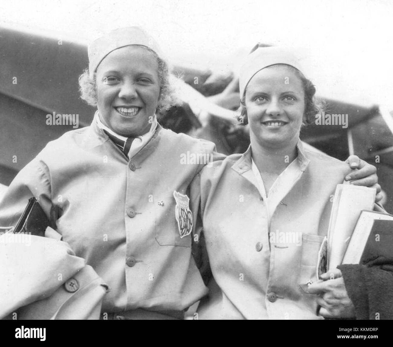 Una fotografia che cattura Georgia Coleman e Josephine McKim, nuotatori americani sincronizzati, che mostrano la loro routine sincronizzata nei primi anni '1930 Foto Stock