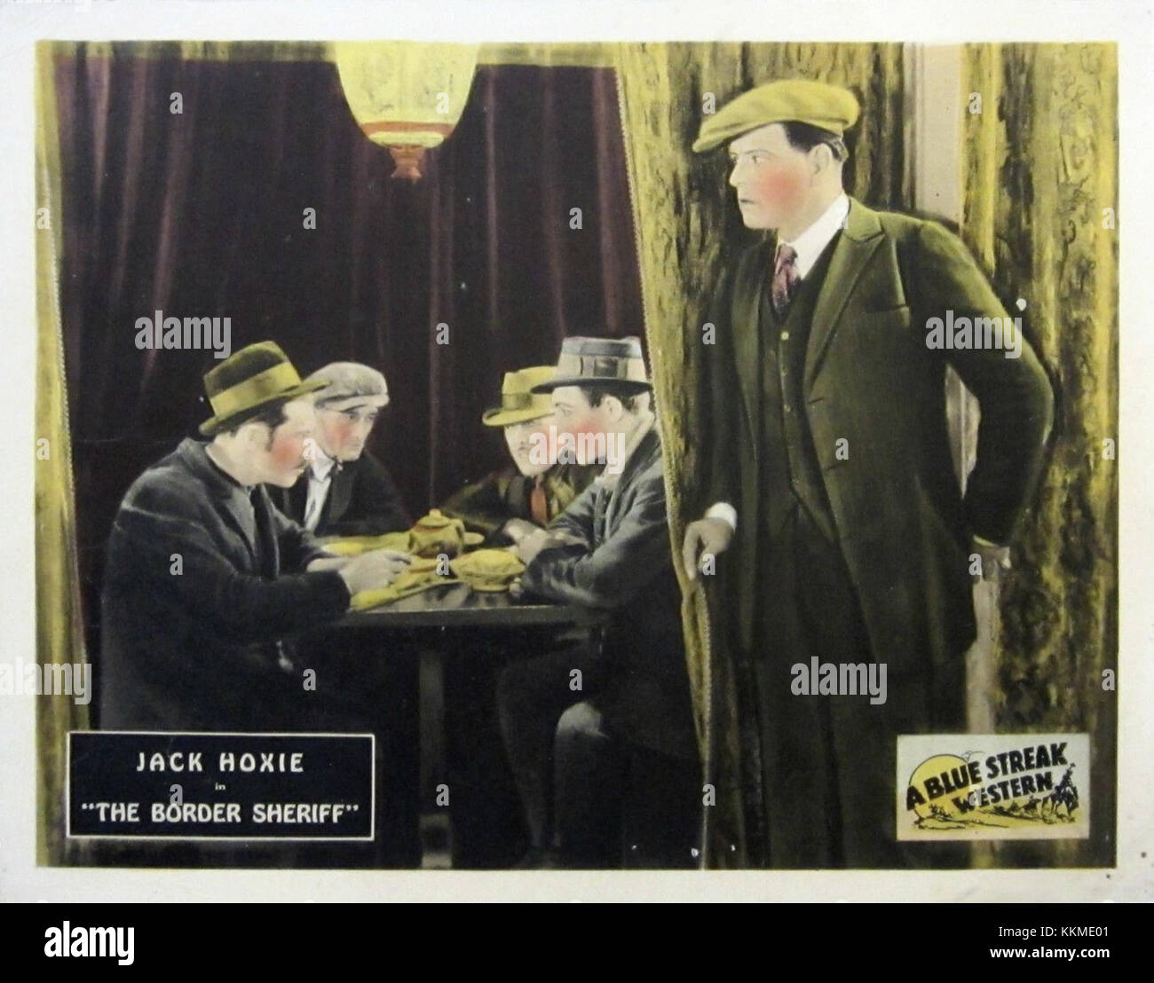 La Border Sheriff lobby Card è un oggetto promozionale per il film *Border Sheriff*, che faceva parte del genere occidentale. La carta rappresenta una scena o un personaggio chiave del film, promuovendo il tema e la trama del film. Foto Stock