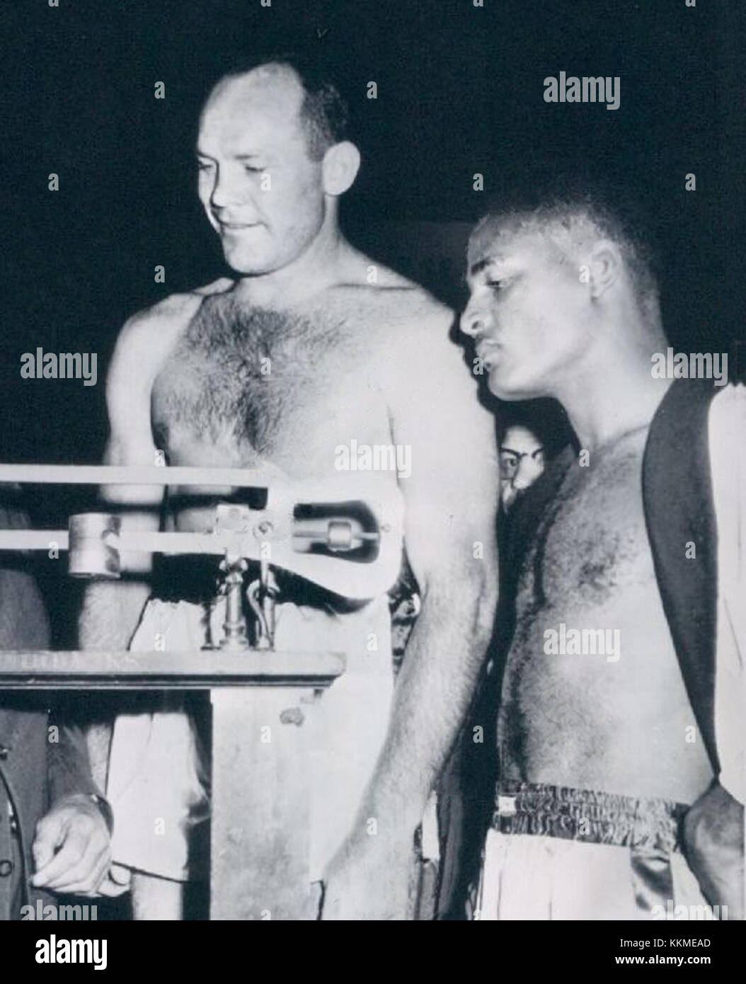 Pete Rademacher e Zora Folley, due importanti pugili americani, vengono catturati in un momento storico del 1958. Rademacher era un contendente dei pesi massimi, mentre Folley era un rinomato peso medio, entrambi segnati nello sport negli anni '1950 Foto Stock