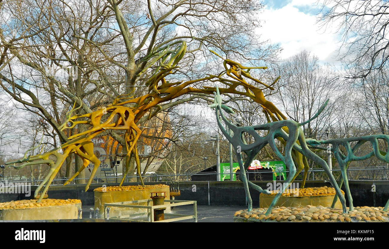 La fontana Impala allo Zoo di Philadelphia, che presenta una caratteristica acquatica circondata da paesaggi naturali. La fontana funge da attrazione nella mostra sulla fauna selvatica africana dello zoo. Foto Stock