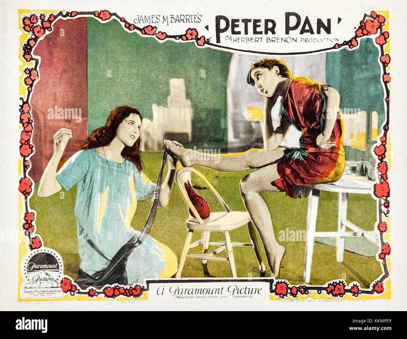 Questa lobby card degli anni '1950 presenta un'immagine iconica dell'adattamento cinematografico di Peter Pan, che mostra i personaggi e il mondo stravagante di Neverland. La carta è un pezzo promozionale utilizzato per attirare gli spettatori al film. Foto Stock