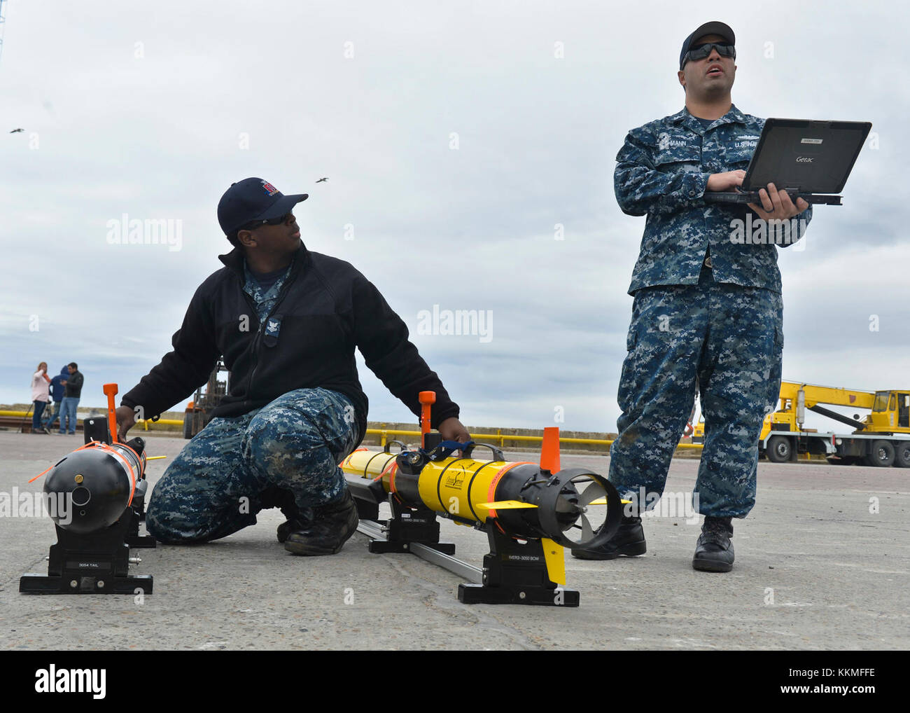 COMODORO RIVADAVIA, Argentina (Nov. 21, 2017) Sonar Technician (Submarines) 2° Classe Troy Robinson (sinistra) e Sonar Technician 1° Classe Howard Mann, entrambi assegnati a Unmanned Undersea Vehicle Squadron 1 (UUVRON 1), eseguire la manutenzione sui veicoli subacquei senza equipaggio Iver 580 (UUV) prima di caricarli sulla nave norvegese di supporto alla costruzione Skandi Patagonia. Undersea Rescue Command, l'unica unità di salvataggio sottomarino della Marina degli Stati Uniti, e UUVRON 1 sono mobilitati per sostenere gli sforzi di ricerca e salvataggio del governo argentino per il sottomarino diesel-elettrico ARA della Marina argentina Foto Stock