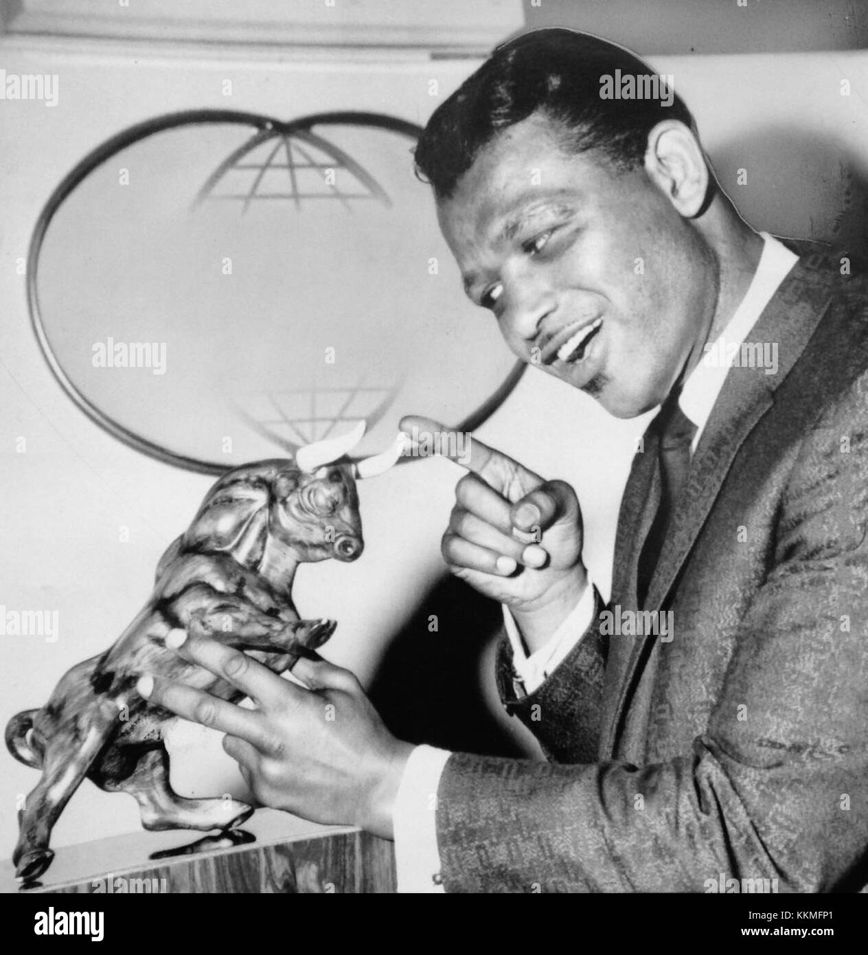 Sugar Ray Robinson, ampiamente considerato come uno dei più grandi pugili di tutti i tempi, è raffigurato nel 1966. L'illustre carriera di Robinson nelle divisioni dei pesi welter e medi gli valse numerosi titoli e un ampio riconoscimento nella storia del pugilato. Foto Stock