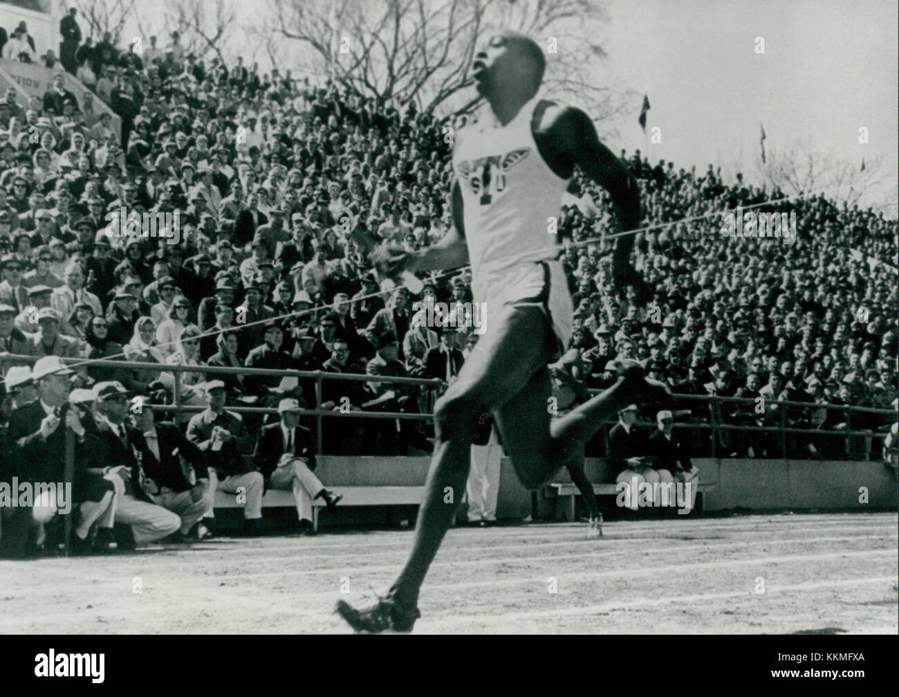 Jim Hines è stato un velocista statunitense che ha vinto la medaglia d'oro nei 100 metri piani alle Olimpiadi estive del 1968. Questa immagine cattura un momento della sua carriera, mostrando la sua velocità e il suo atletismo. Foto Stock