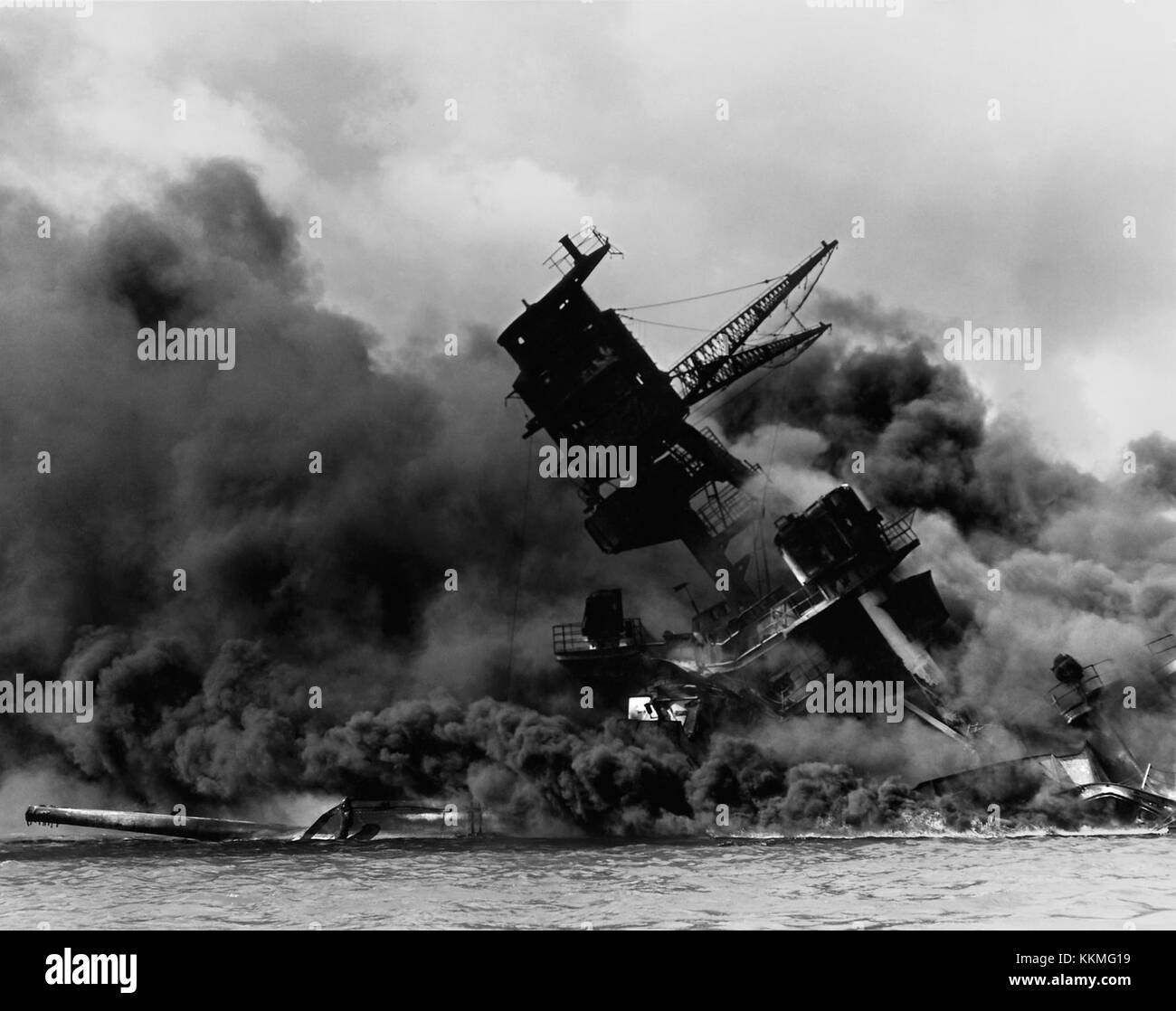 Questa fotografia storica mostra l'incendio della USS Arizona (BB-39) dopo l'attacco giapponese a Pearl Harbor il 7 dicembre 1941. L'immagine cattura la devastazione dell'attacco, segnando un momento cruciale nella seconda guerra mondiale Foto Stock