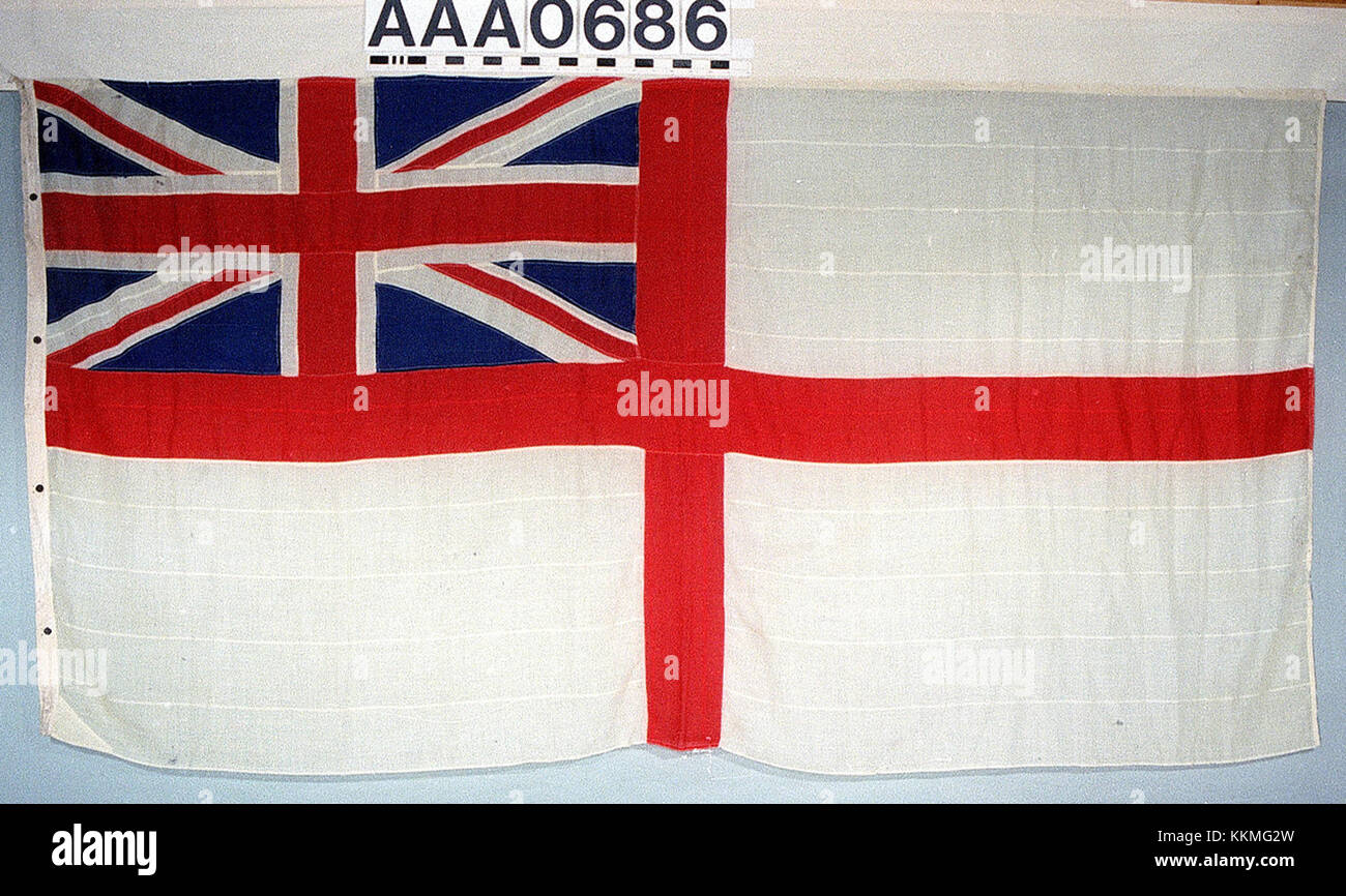 La White Ensign è la bandiera navale del Regno Unito, tradizionalmente pilotata da navi e stabilimenti della Royal Navy. Presenta un Union Jack nell'angolo in alto a sinistra e un ampio campo bianco. Foto Stock