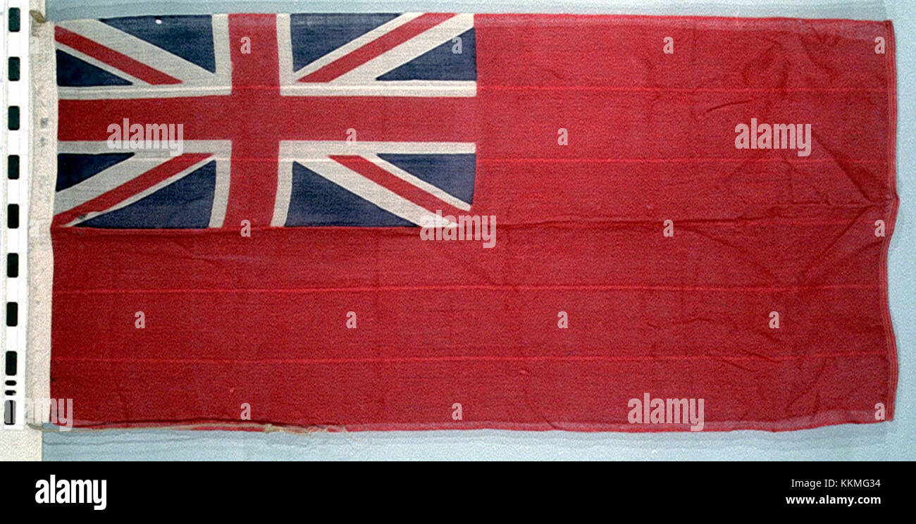 La Red Ensign è una storica bandiera marittima britannica, spesso associata alle navi mercantili britanniche. Questa particolare versione, RMG RP 24 57, si riferisce a uno specifico oggetto marittimo della collezione, che descrive in dettaglio l'uso storico della bandiera nella storia navale e mercantile marittima. Foto Stock