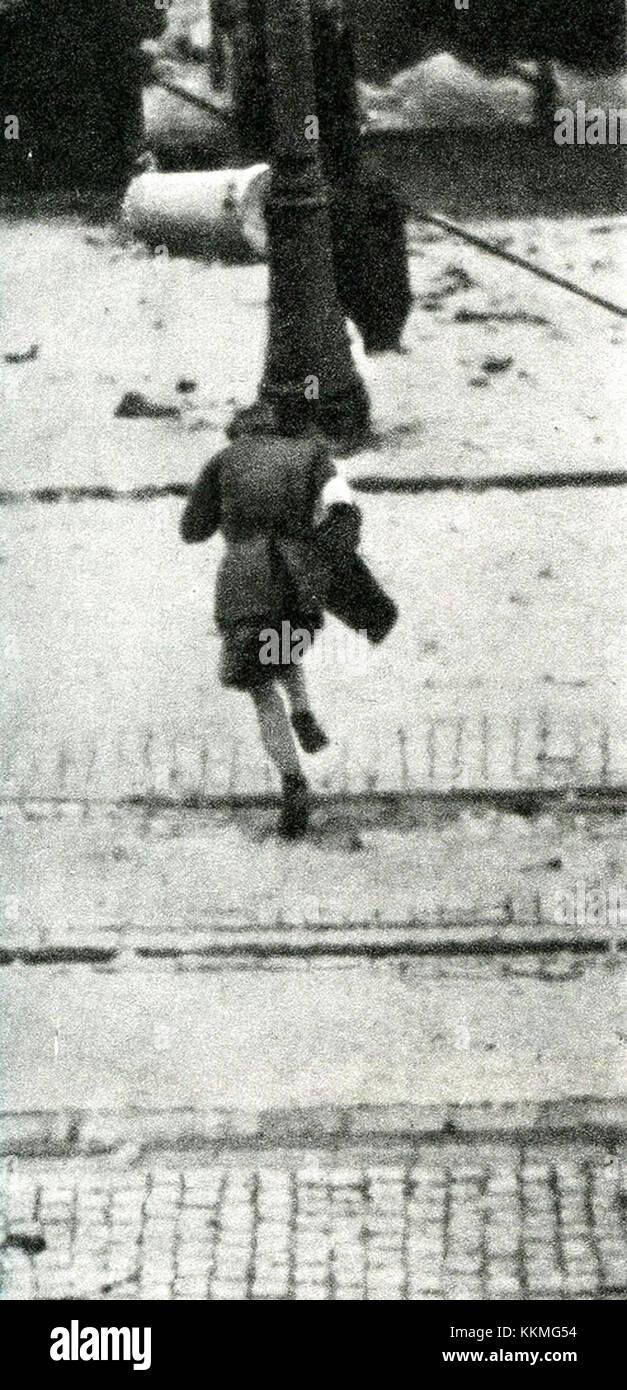 Questa potente immagine della rivolta di Varsavia mostra un corriere che attraversa una strada sotto il fuoco. La rivolta fu un importante atto di resistenza contro l'occupazione nazista durante la seconda guerra mondiale Foto Stock